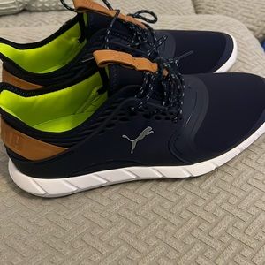 New, never worn mens puma spikeless golf shoes size 7.5